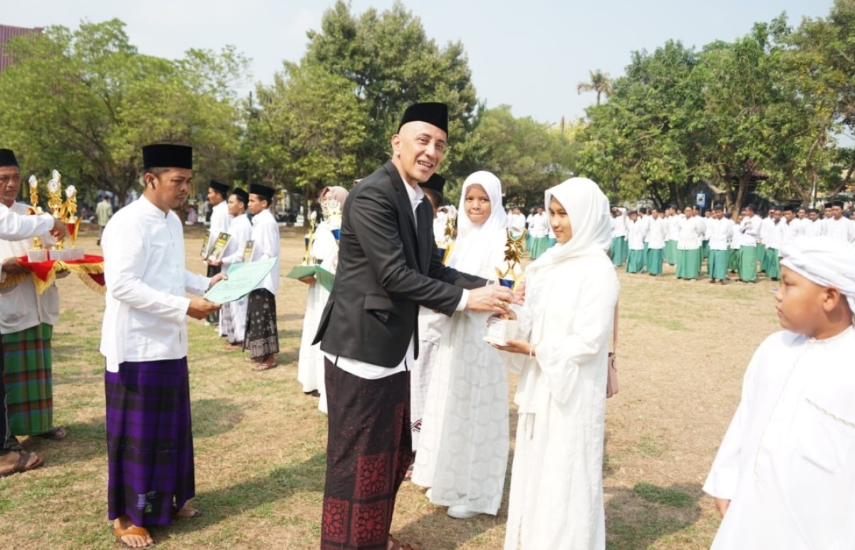 Pemberian penghargaan bagi penghafal Alquran juz 30 (Foto: Fathor Rahman/jatimnow.com)