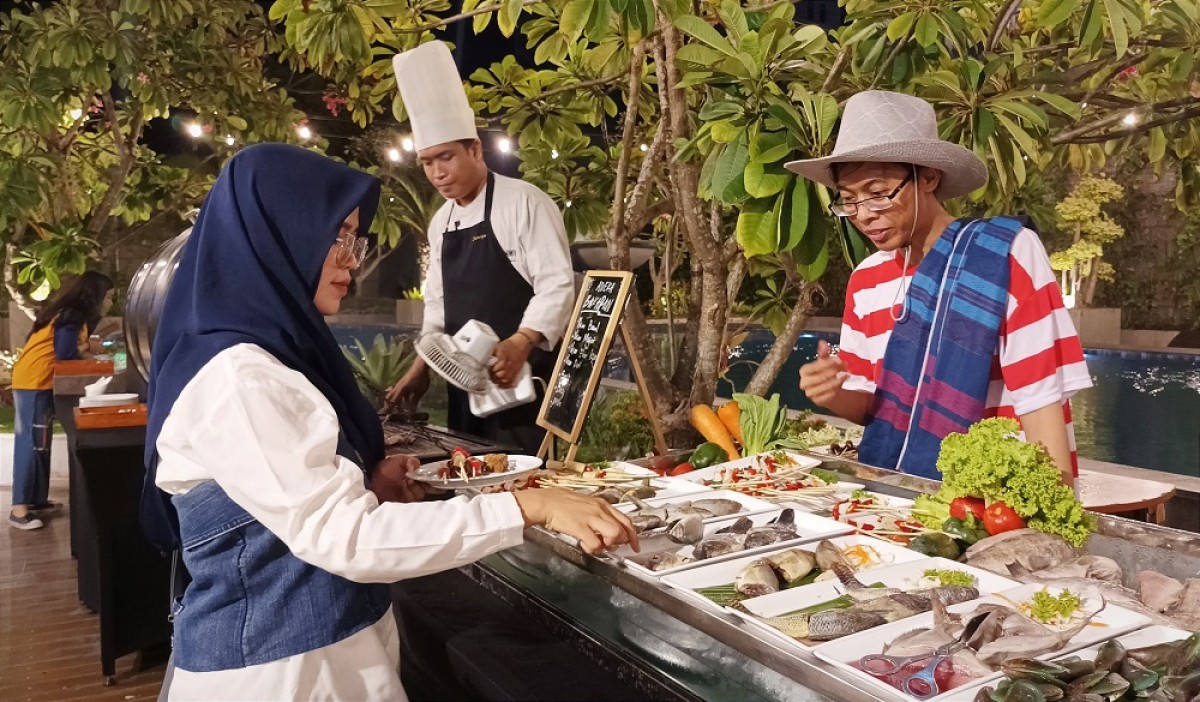 Pengunjung acara Road to Festival Kampung Nelayan sedang memilih menu ikan segar untuk dibakar (Foto: Sahlul Fahmi/jatimnow.com).
