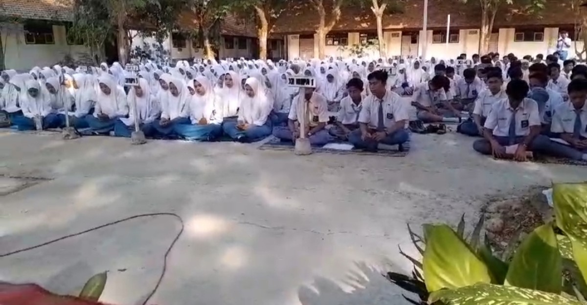 Para siswa SMAN 4 Bangkalan usai melaksanakan salah gaib. (Foto: Fathor Rahman/jatimnow.com)
