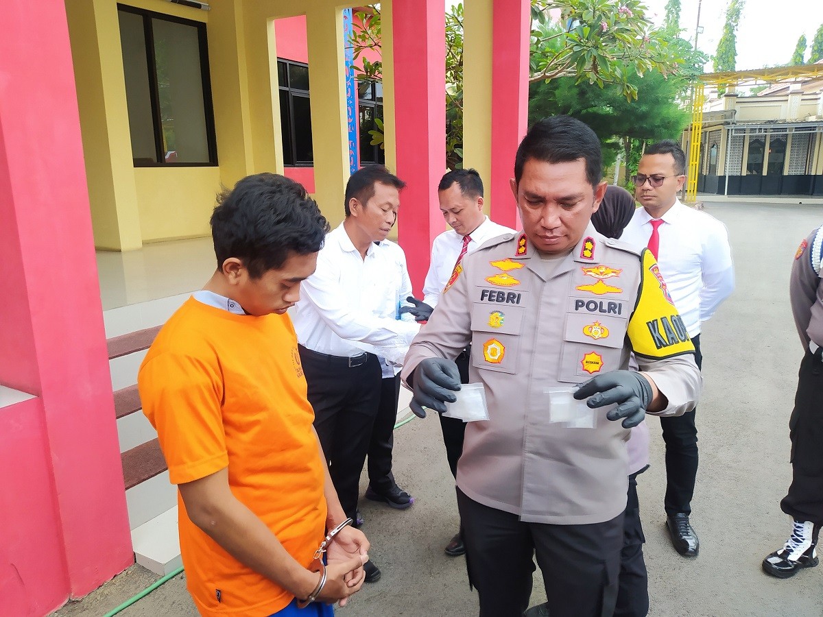 Pelaku kurir narkoba yang ditangkap Polres Bangkalan. (Foto: Fathor Rahman/jatimnow.com)