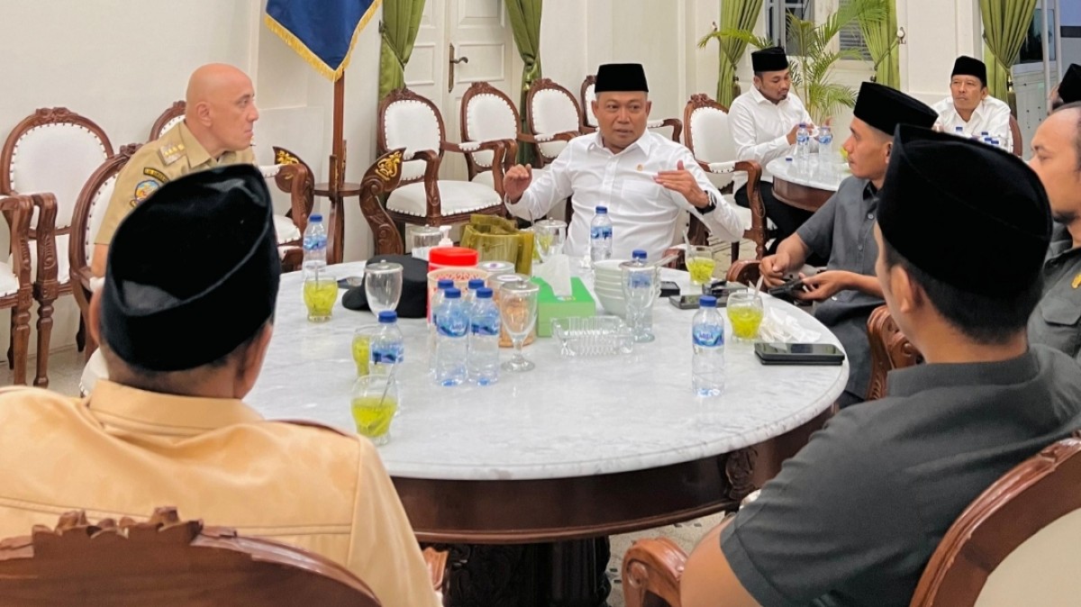 Anggota Komisi V DPR RI Dapil Madura, H Syafiuddin (kemeja putih) bersama Pj Bupati Bangkalan, Arief M Edie. (Foto: Yisa for jatimnow.com)