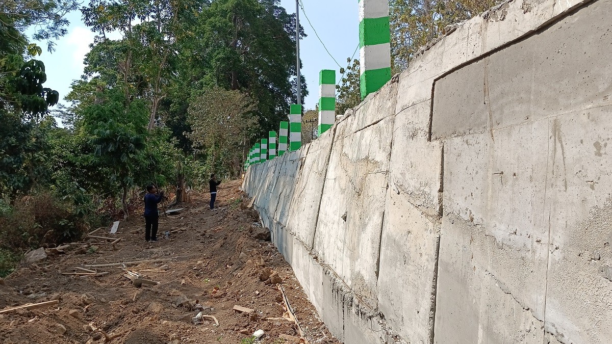 Kondisi TPT di jalan raya Bojonegoro - Madiun tepatnya di Desa Klino Kecamatan Sekar yang telah selesai ditambal dan diperbaiki (Foto: Misbahul Munir/jatimnow.com)