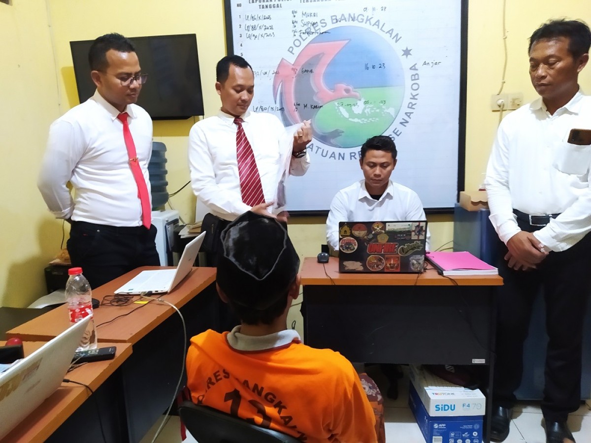 Tersangka saat diamankan Polres Bangkalan. (Foto: Fathor Rahman/jatimnow.com)