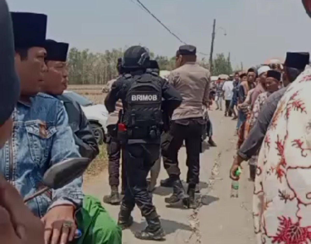 Pria pembawa senpi tersebut diamankan petugas dan digiring ke Polres Bangkalan. (Foto: Fathor Rahman/jatimnow.com)