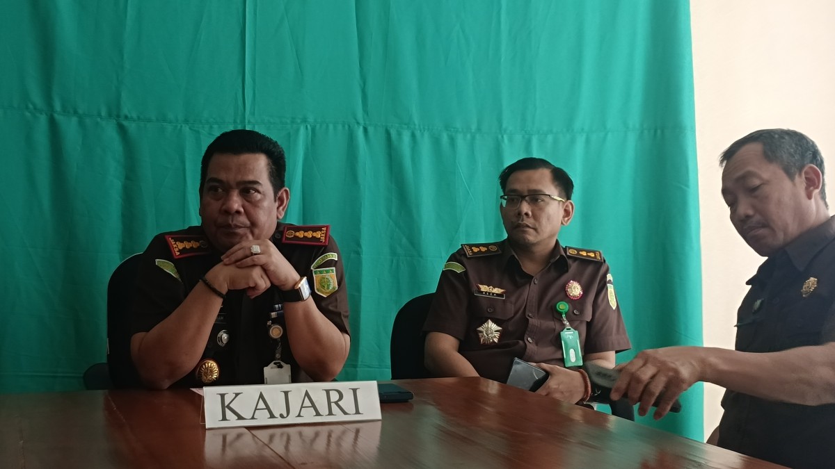 Kajari Badut Tamam saat konferensi pers di ruang pertemuan gedung Kejari Bojonegoro. (Foto: Misbahul Munir/jatimnow.com)