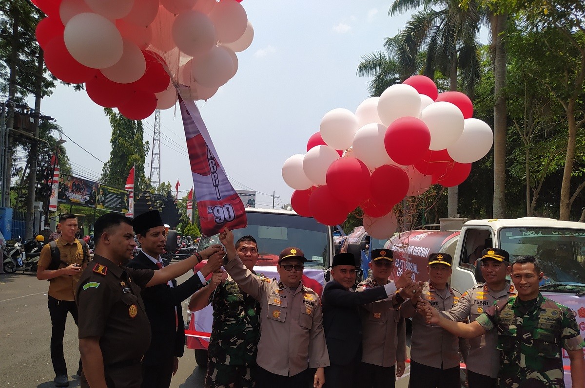 Alumni AKABRI 90' Bagikan Ribuan Sembako di Bangkalan