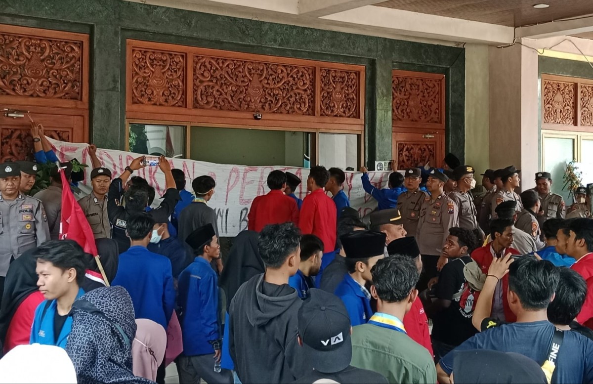 Ratusan Mahasiswa Geruduk Kantor Pemkab Bangkalan, Ini Tuntutannya