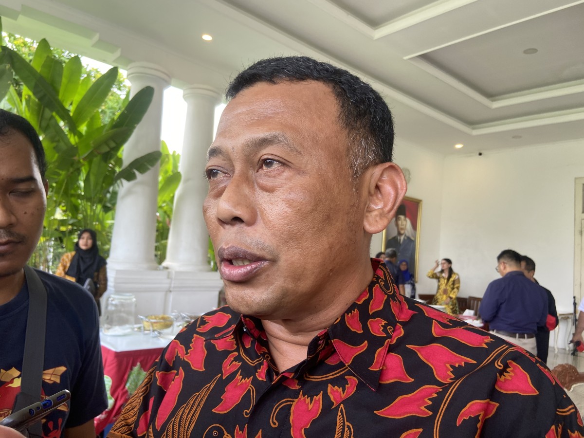 Ketua Bapilu PDI Perjuangan Ponorogo, Sugiri Sancoko (tengah) saat pendaftaran bacaleg di KPU Ponorogo. (Foto: Ahmad Fauzani/jatimnow.com)