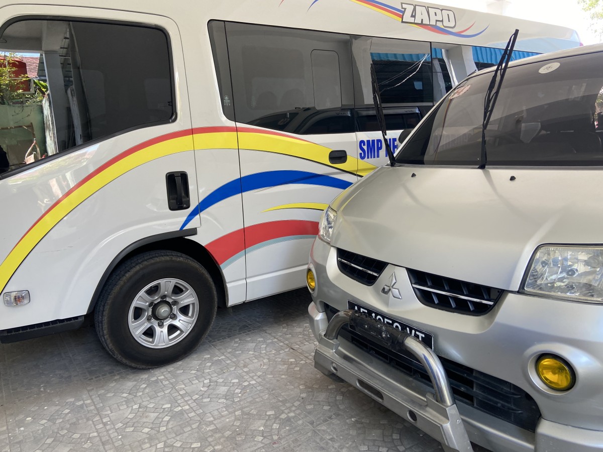 Mobil Mitsubishi Maven (kanan) yang rencananya akan diganti Toyota Innova. (Foto: Ahmad Fauzani/jatimnow.com)