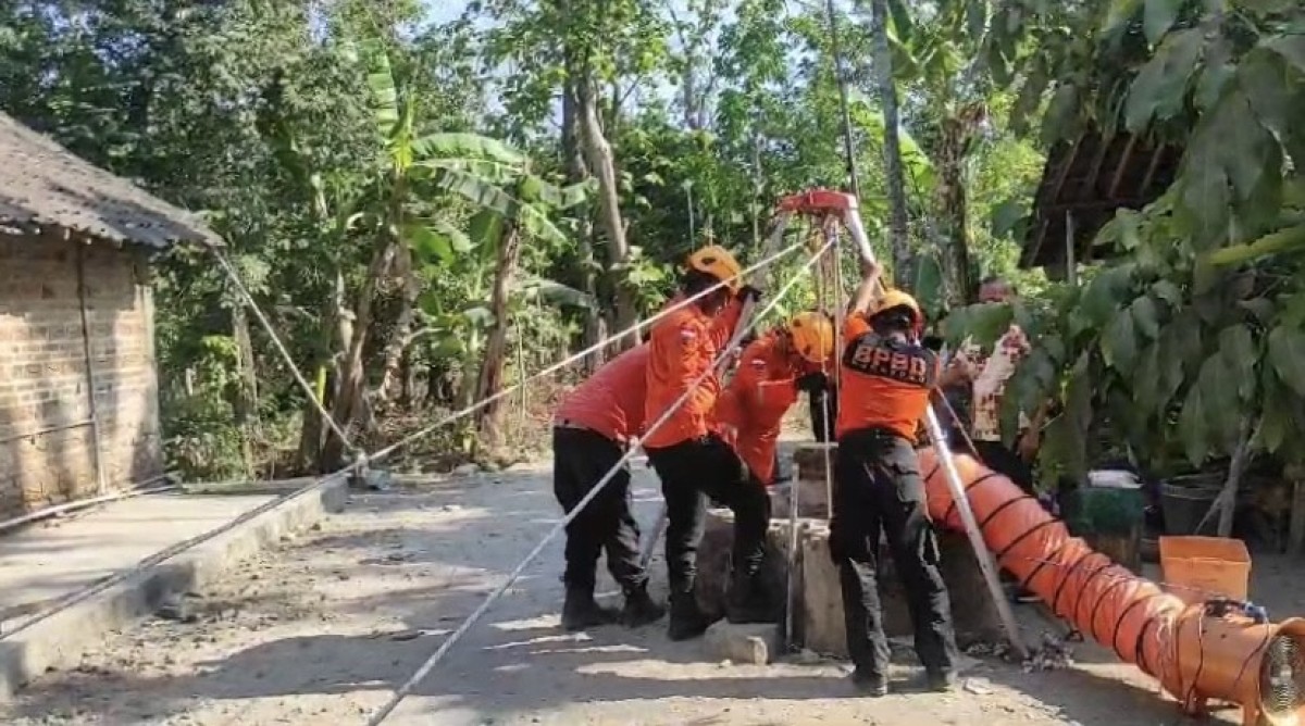 Evakuasi kambing oleh BPBD Ponorogo. (Foto: BPBD Ponorogo for jatimnow.com)