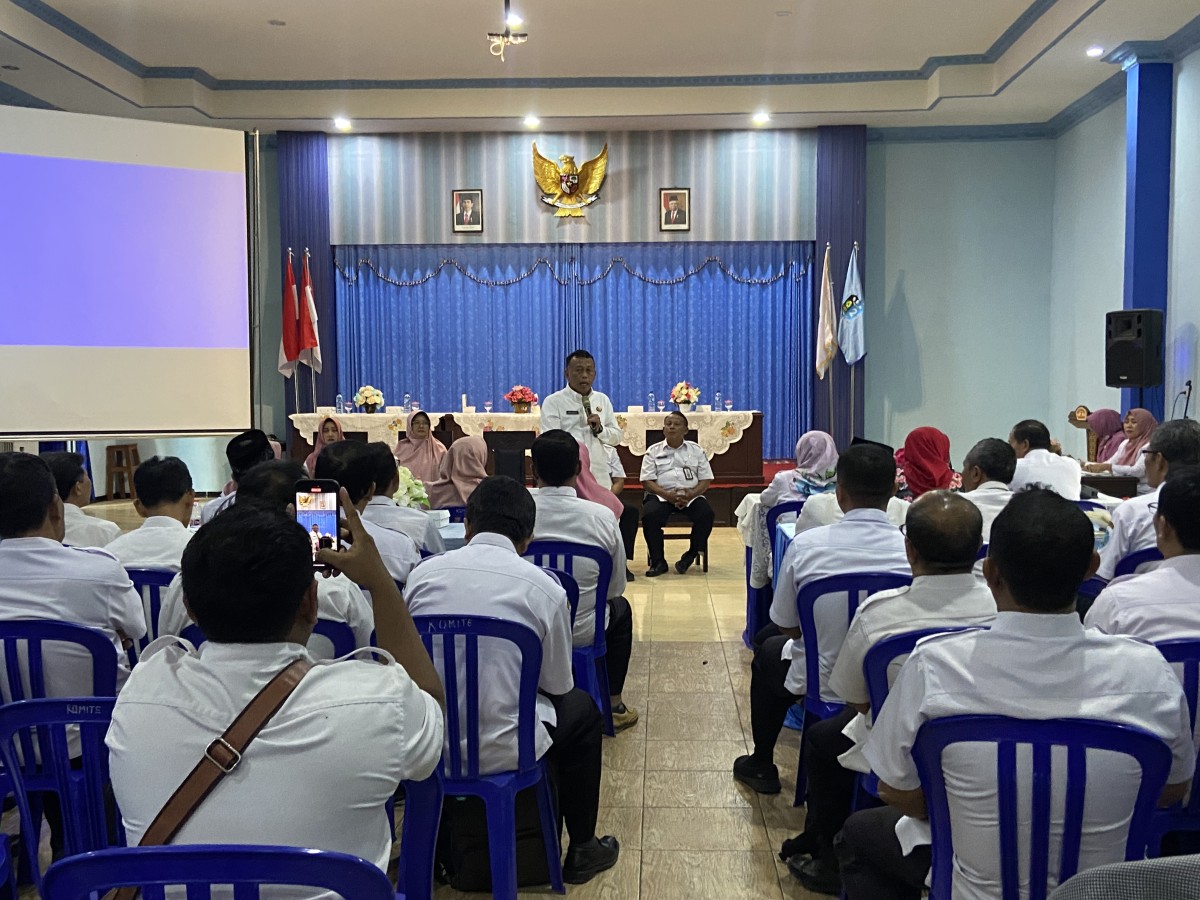 Kang Giri saat memberikan pengarahan kepada seluruh kepala SMPN se Ponorogo di SMPN 2 Ponorogo (Foto: Ahmad Fauzani/jatimnow.com)