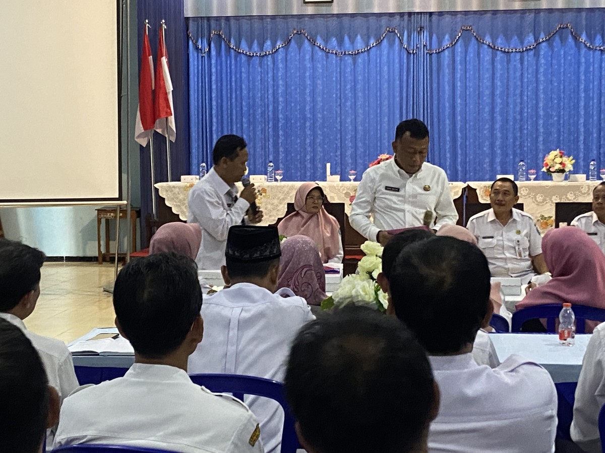 Bupati Ponorogo Sugiri Sancoko dan Imam Mujahid saat menyerahkan surat pengunduran diri (Ahmad Fauzani/jatimnow.com)