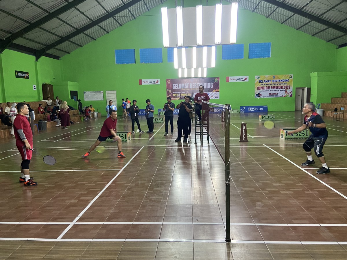 Bupati Sugiri bertanding bulutangkis di pembukaan Bupati Cup. (Foto: Ahmad Fauzan/jatimnow.com)