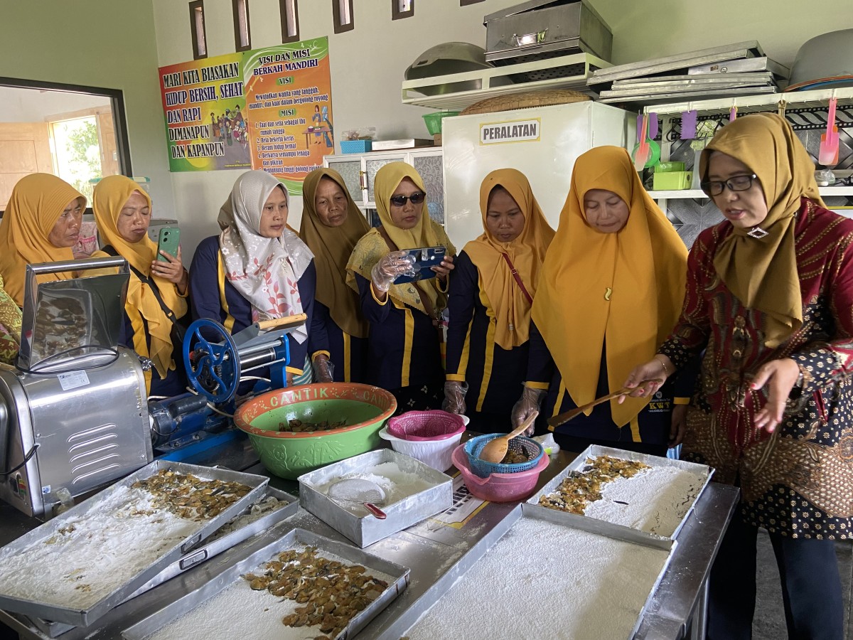 Kelompok Wanita Tani di Ponorogo dapat pelatihan membuat keripik lele di dapur UMKM Lele Kembar. (Foto: Ahmad Fauzani/jatimnow.com)