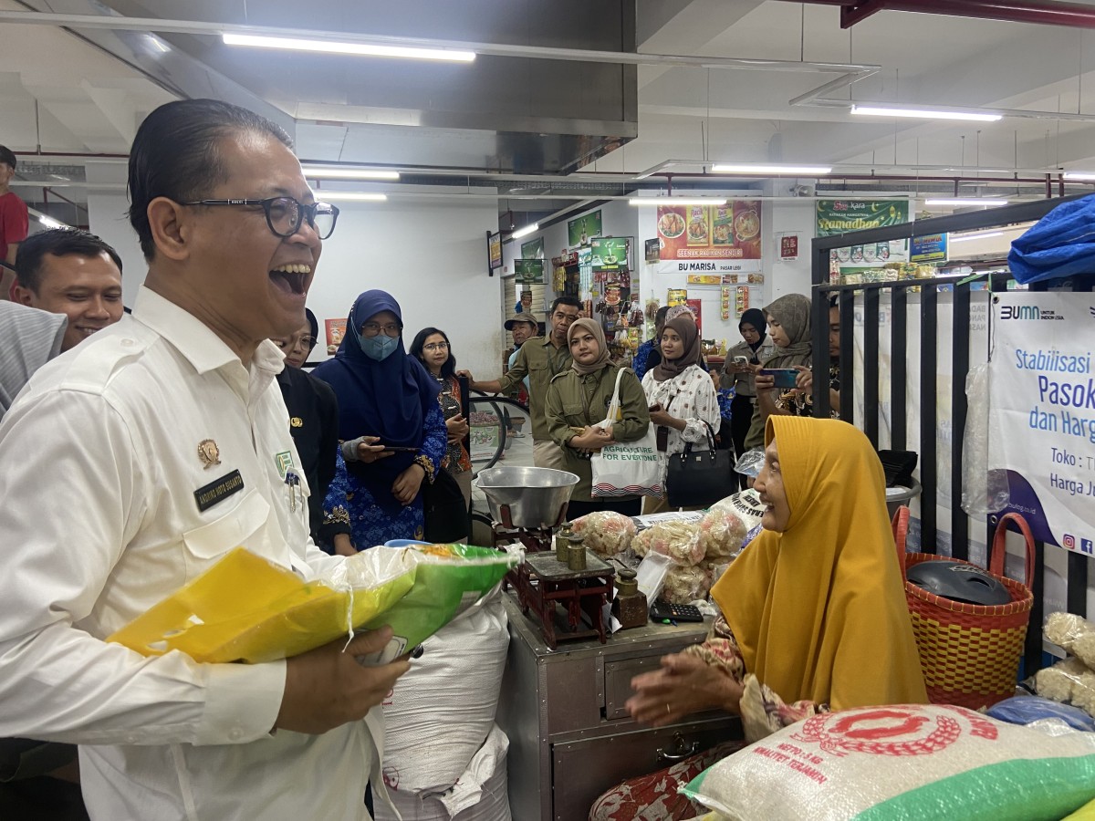Bapanas sidak beras di Pasar Legi Ponorogo(Foto: Ahmad Fauzani/jatimnow.com)