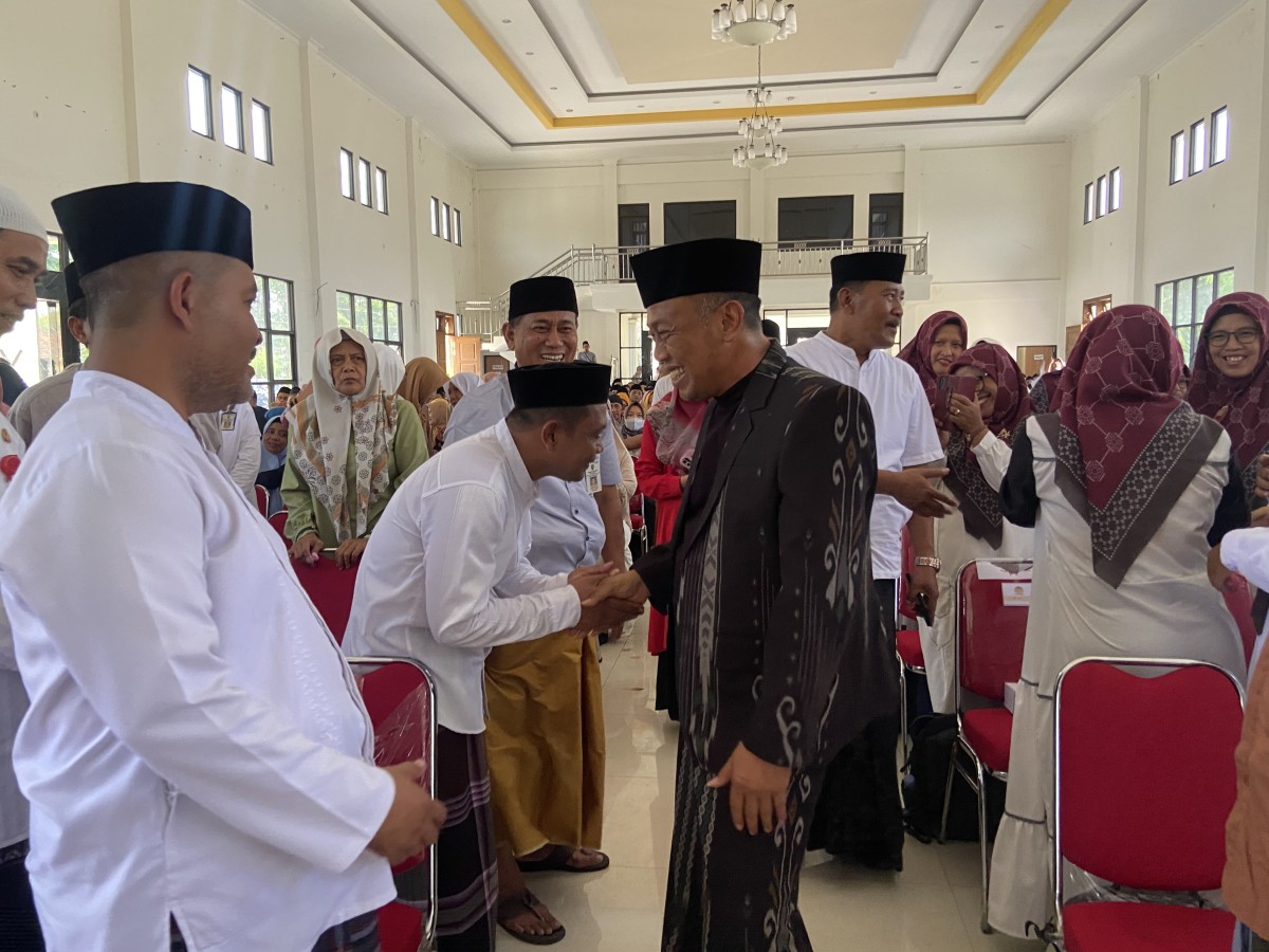 Kang Giri saat menggunakan pakaian ala santri. (Foto: Ahmad Fauzani/jatimnow.com)