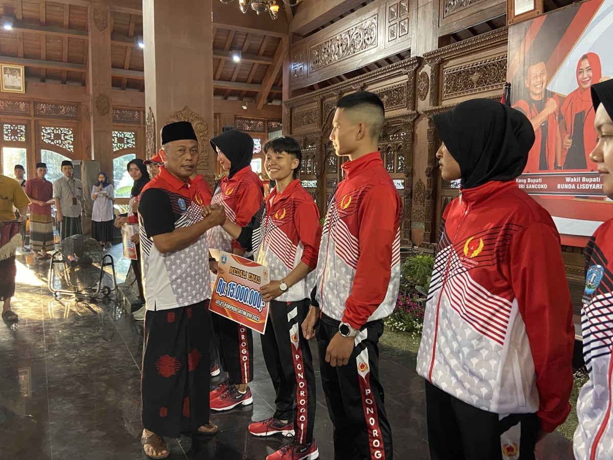 Atlet dan pelatih asal Ponorogo peraih Mmdali Porprov Jatim saat mendapat reward dari Pemkab. (Foto: Ahmad Fauzani/Jatimnow.com)
