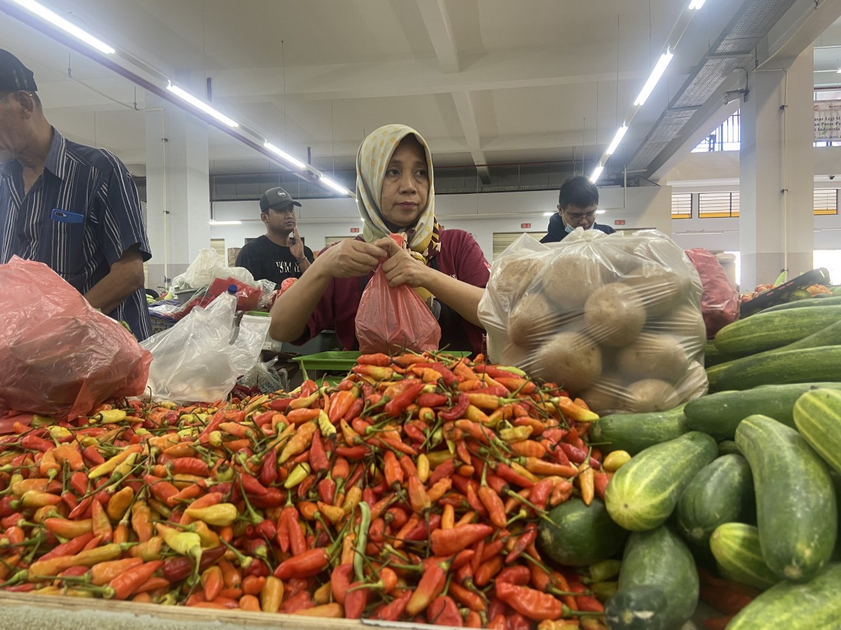 Pedagang cabai di pasar Legi Ponorogo. (Foto: Ahmad Fauzani/jatimnow.com)