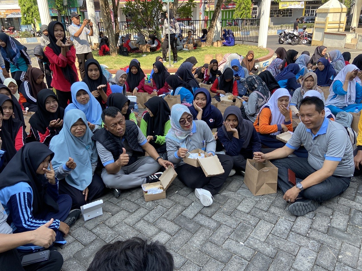 Kegiatan minum tablet tambah darah bersama ratusan siswi SMP dan SMA.  (Ahmad Fauzani/jatimnow.com)