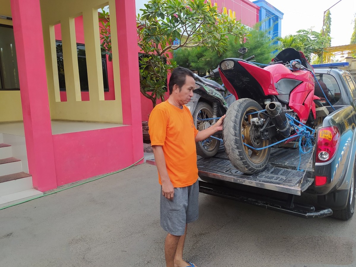 Pelaku beserta barang bukti saat diamankan polisi. (Foto: Fathor Rahman/jatimnow.com)