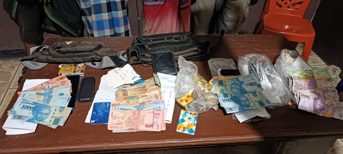 Barang bukti judi online yang berhasil disita dari 4 terangka. (Humas Polres Situbondo for jatimnow.com)