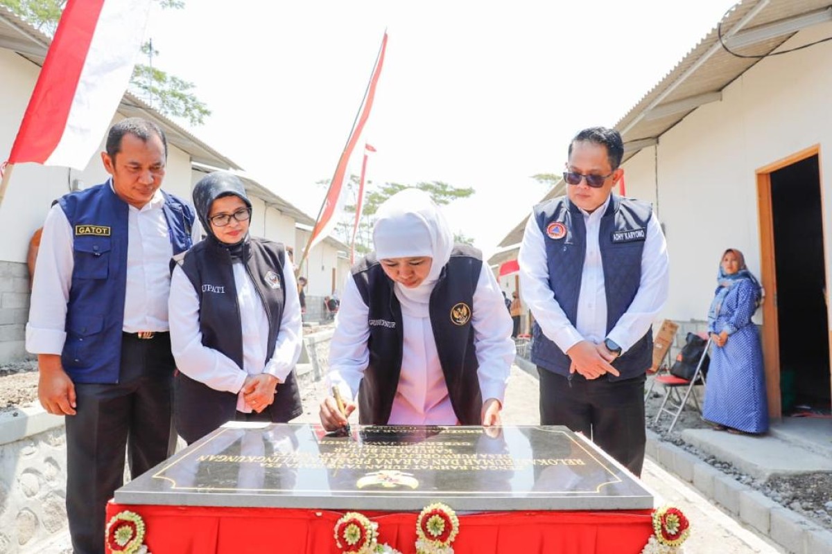 Keterangan Foto: Gubernur Khofifah saat berkeliling melihat rumah KIP dari dalam hingga luar (foto: Pemprov Jatim for jatimnow.com)