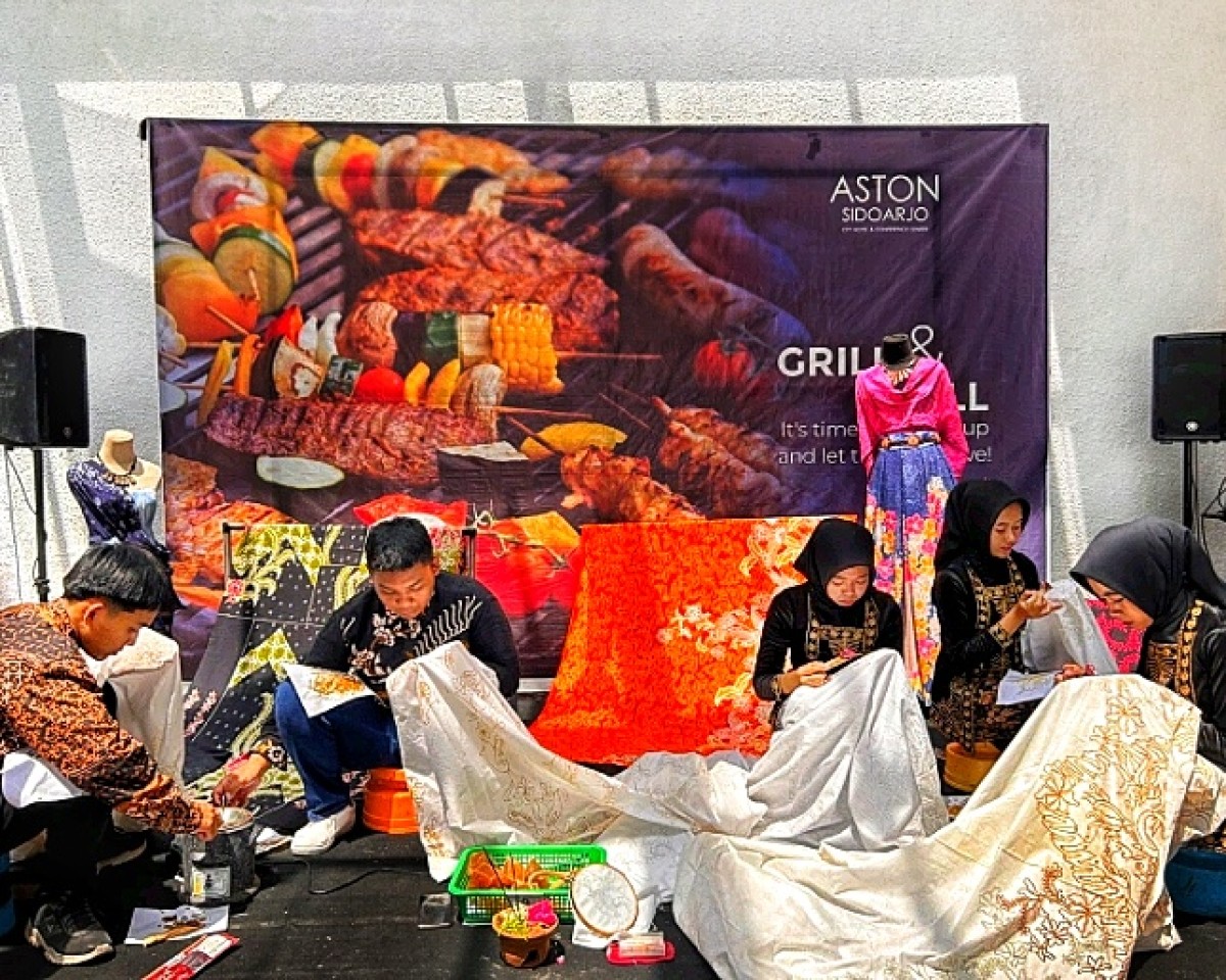 Siswa-siswi SMKN 1 Jabon Sidoarjo menunjukkan cara membatik pada tamu Hotel Aston Sidoarjo.(Foto: Aston Sidoarjo jatimnow.com)