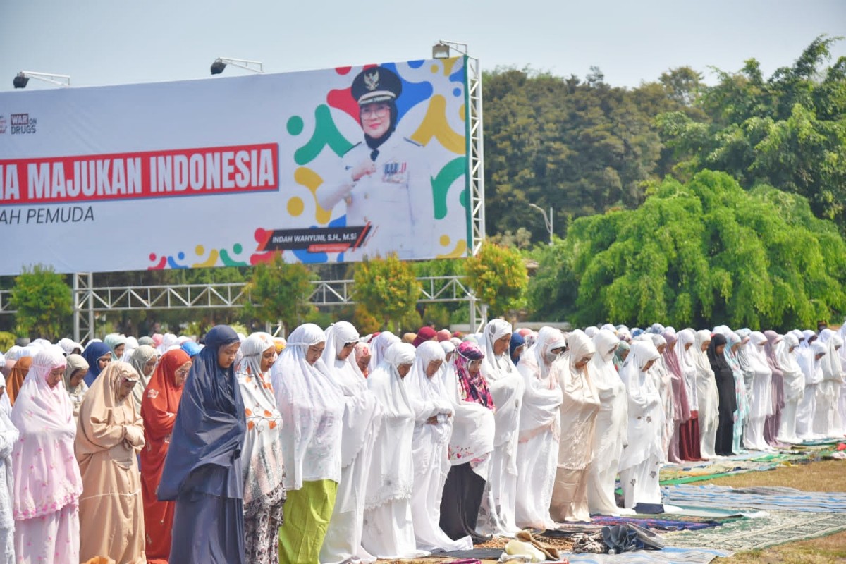 10 Desa di Lumajang Dilanda Kekeringan, Ratusan Warga Lakukan Salat Istisqa di Alun-alun
