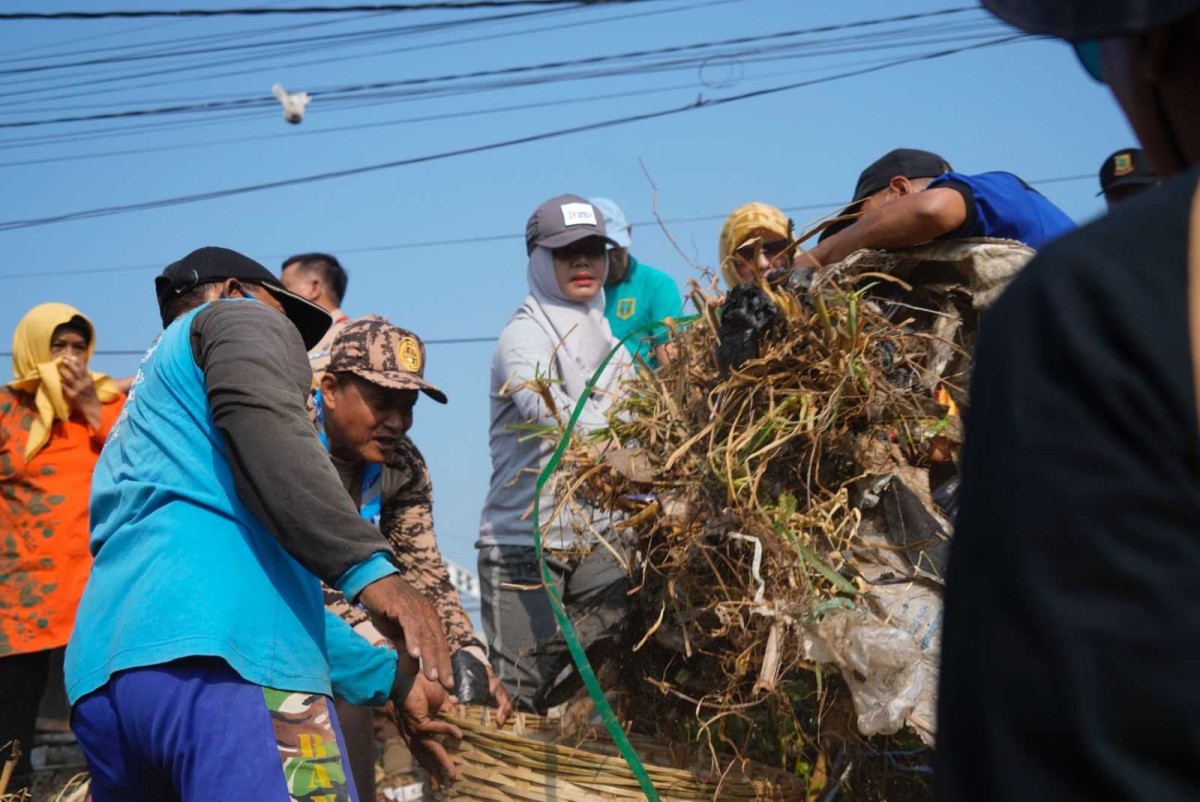 Ning Ita saat bersihkan sampah bersama warga Kota Mojokerto. (Foto: Humas Pemkot Mojokerto)
