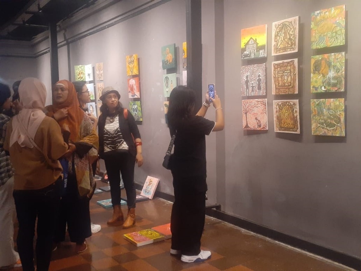 Pengunjung pameran lukisan 30 Senti di Galeri Surabaya. (Foto: Endang Pergiwati/jatimnow.com)