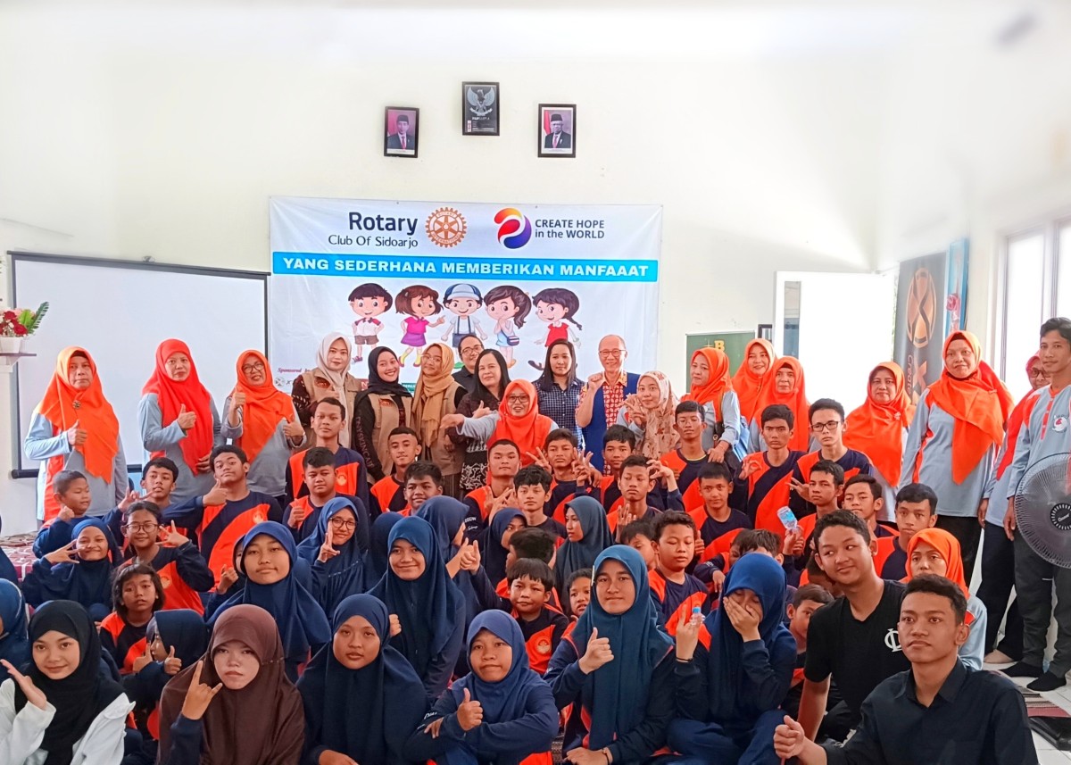 Bakti sosial edukasi tentang reproduksi wanita dan penyaluran donasi kepada puluhan murid SLB B Tuna Rungu Dharma Wanita Sidoarjo. (Foto: Ahaddiini HM/jatimnow.com)