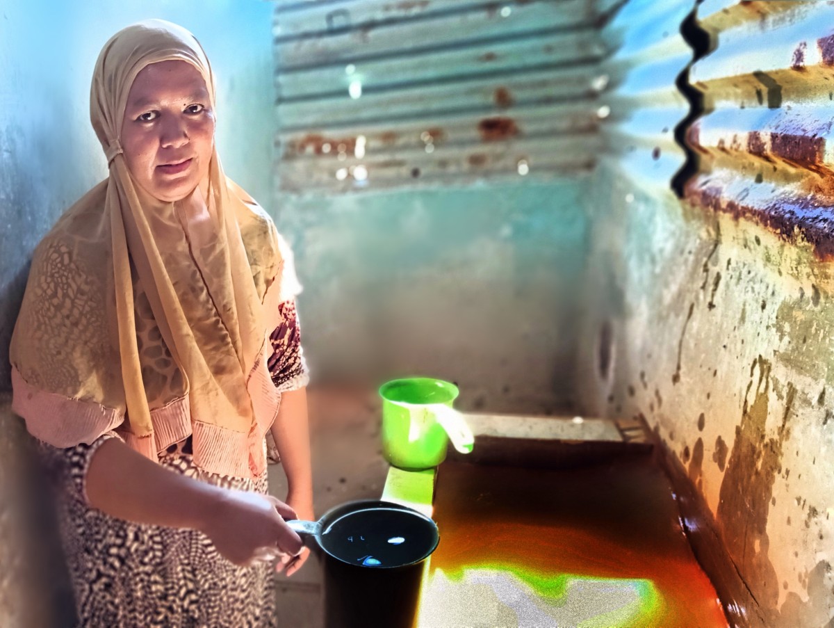 Siti Isroriyah saat menunjukan kondisi air sumur di Dusun Pologunting Desa Gempolsari Kecamatan Tanggulangin Kabupaten Sidoarjo. (Foto: Ahaddiini HM/jatimnow.com)