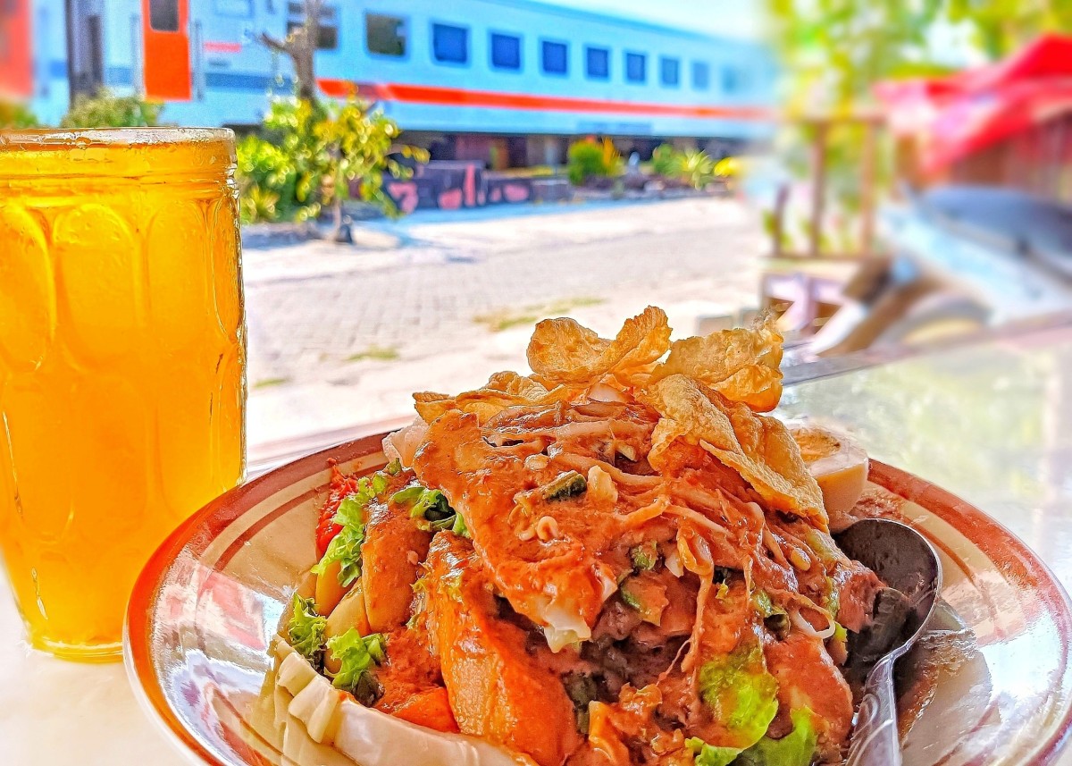 Begini Nikmatnya Gado-gado Warung Sepur Racikan Warga Gelam Sidoarjo