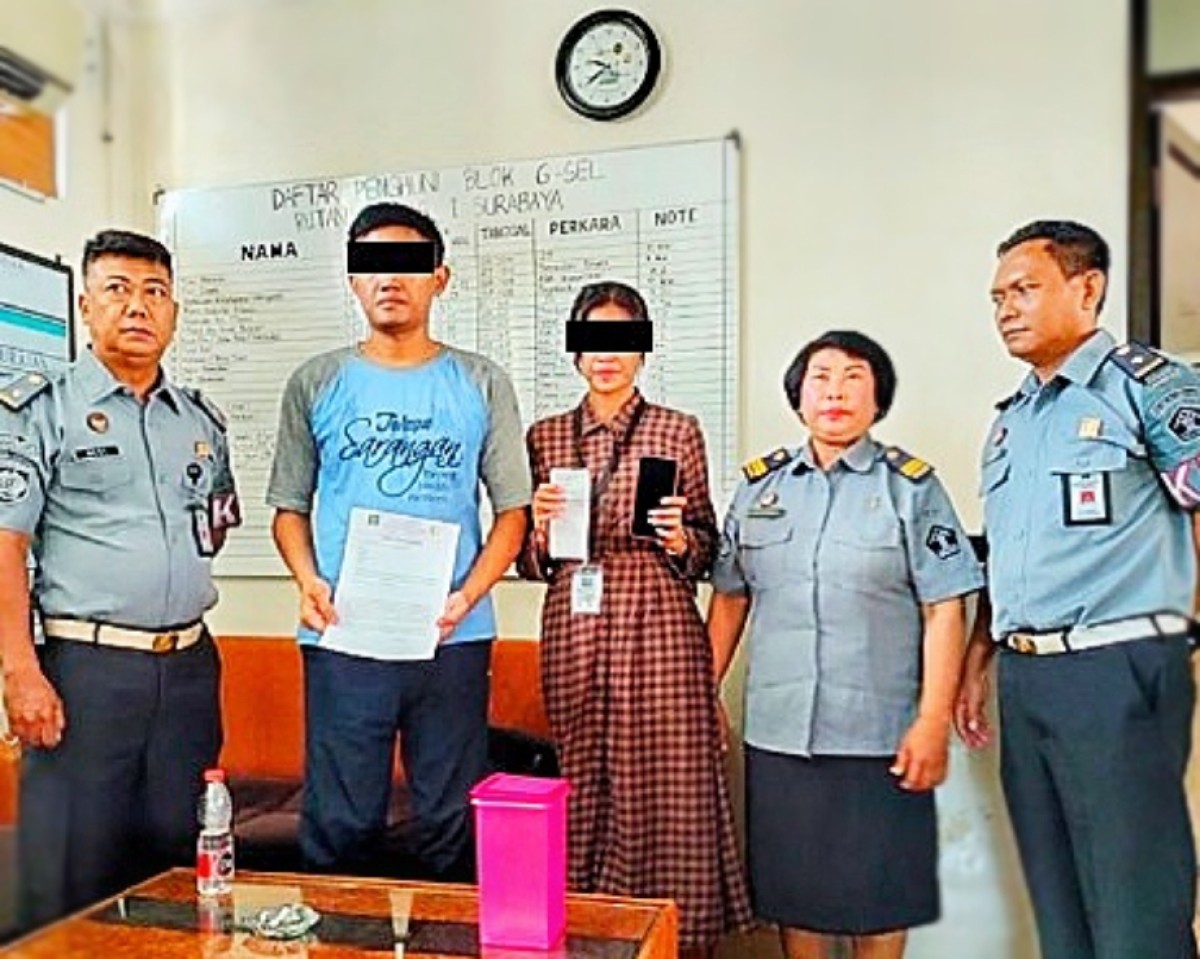 Petugas Rutan Medaeng Sidoarjo usai menggagalkan upaya penyelundupan ponsel. (Humas Kemenkumham Jawa Timur for jatimnow.com.