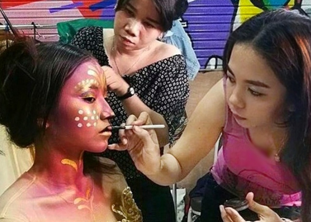 MUA Syska La Veggie saat merias seseorang. (Foto: Syska La Veggie for Jatimnow.com)