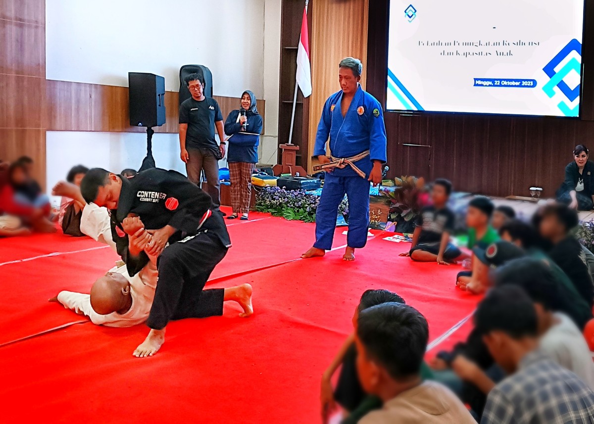Latihan Jiu Jitsu diberikan kepada anak penyintas korban kekerasan. (Foto: Ahaddiini HM for jatimnow.com)