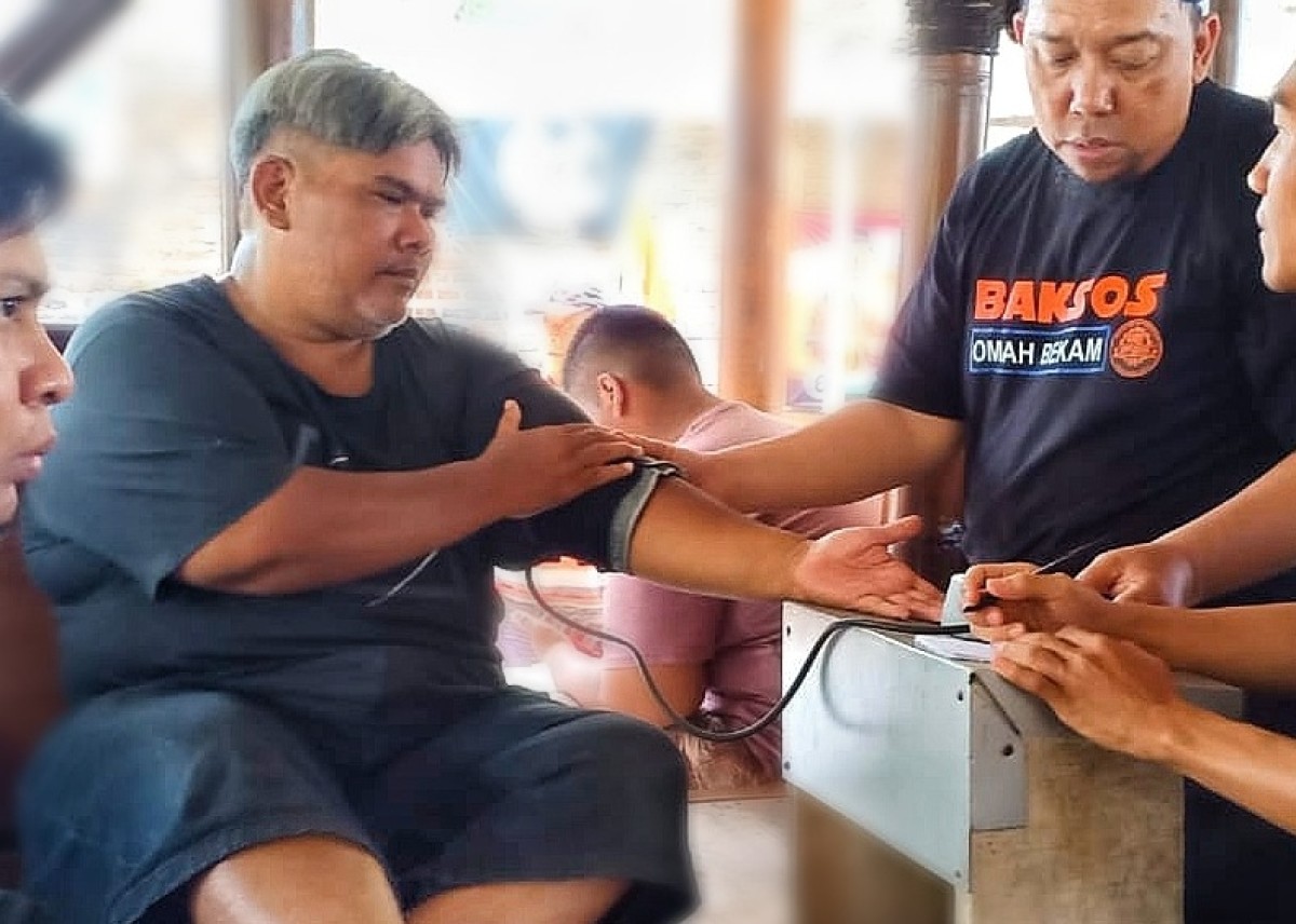 Praktik Bekam yang diadakan kaum muda Banjarkemantren Sidoarjo (Foto: Ahaddiini HM/jatimnow.com).