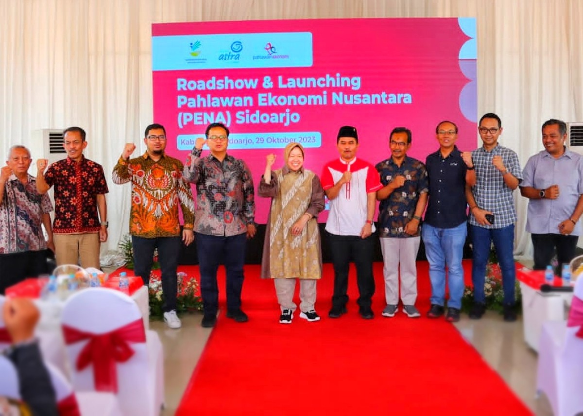 Menteri Sosial, Tri Rismaharini, dan para tamu dan KPM dalam Roadshow PENA Sidoarjo. (Foto: Humas Kementerian Sosial RI for jatimnow.com).
