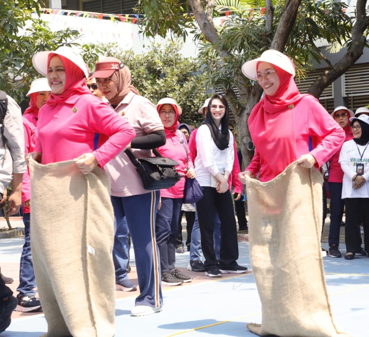 Iriana Joko Widodo saat lomba balap karung (Foto: Humas Pemprov Jatim for jatimnow.com)