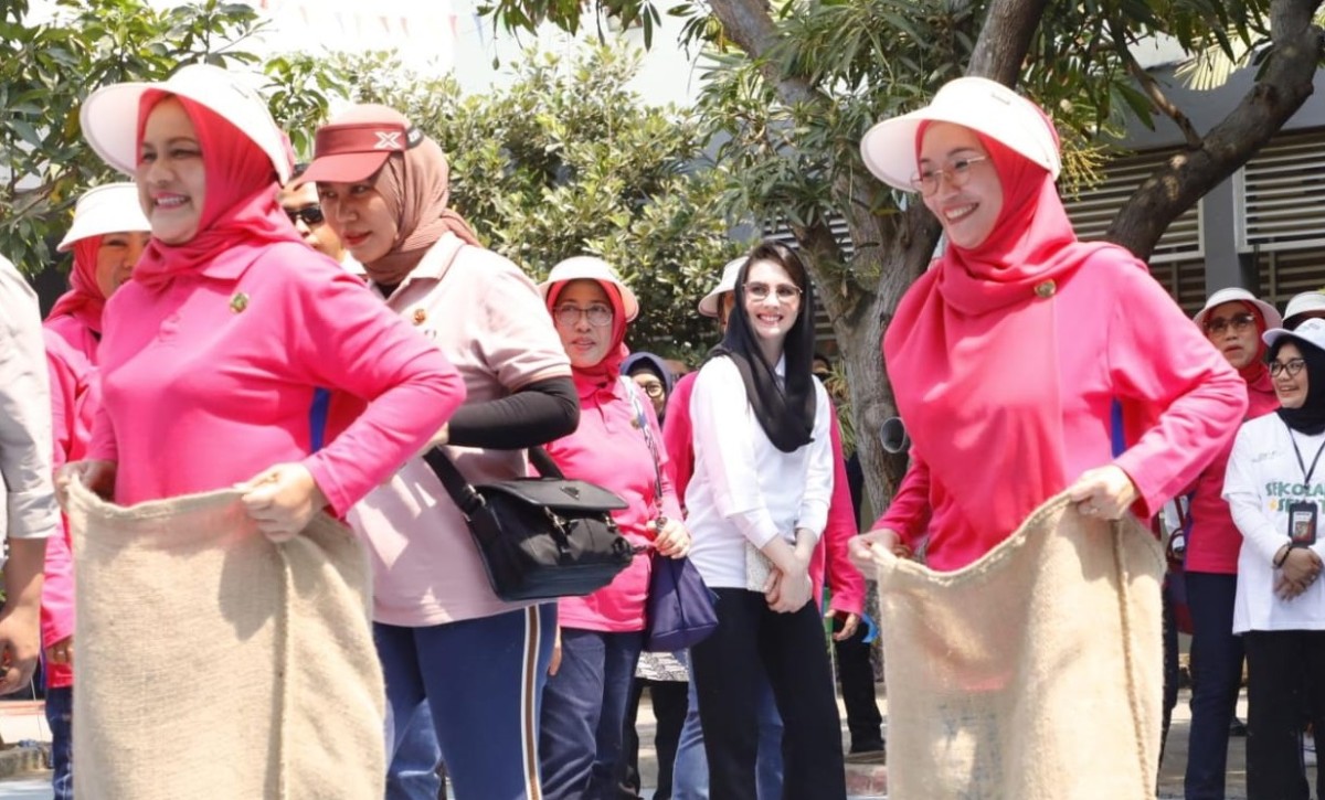 Iriana Joko Widodo saat lomba balap karung (Foto: Humas Pemprov Jatim for jatimnow.com)