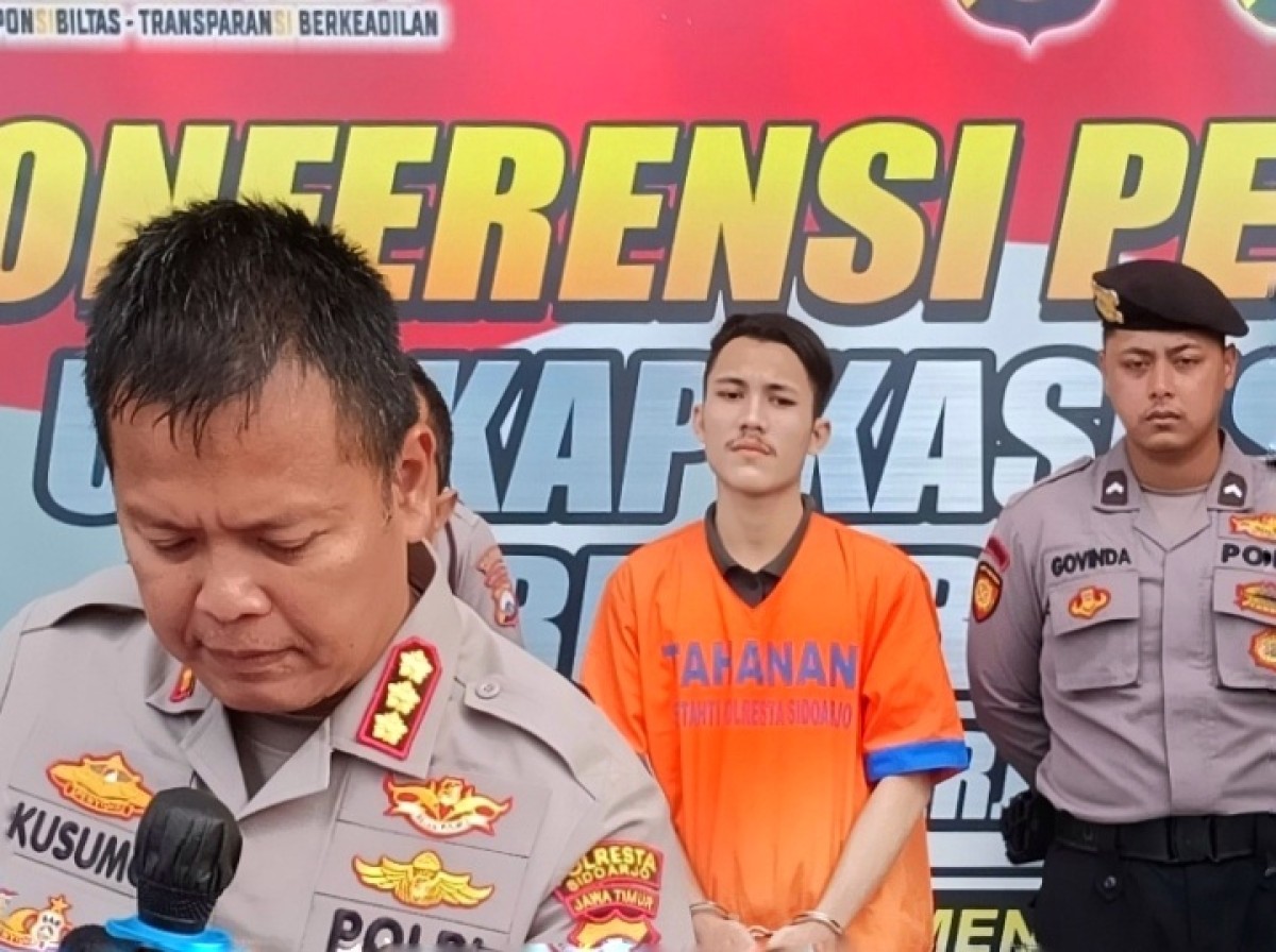 Tersangka kasus dugaan perdagangan orang diamankan Polresta Sidoarjo. (Foto: Ahaddiini HM /jatimnow.com).