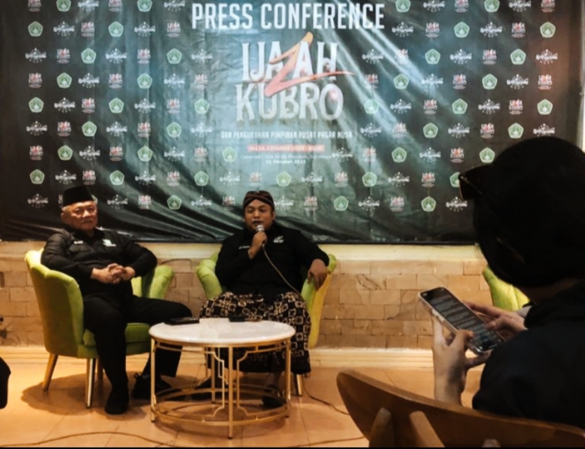 Ketua Pimpinan Pusat Pagar Nusa Nabil Harun (kanan) dan Ketua pelaksana Letjen (Purn) TNI Ganip Warsito (kiri), (Foto: Ni'am Kurniawan/jatimnow.com)