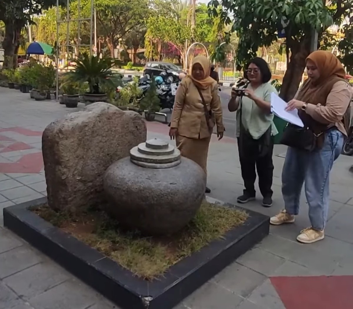 Tim verifikasi Pusdatin Kemendikbud di Kabupaten Lamongan. (Foto: Disparbud Lamongan for jatimnow.com)