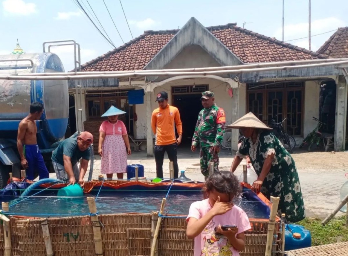 Suplai air bersih yang dilakukan BPBD Lamongan. (Foto: BPBD Lamongan for jatimnow.com)