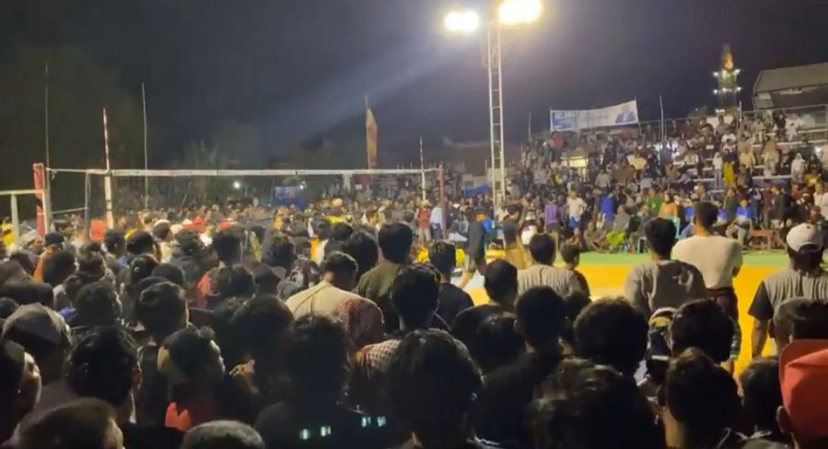 Kericuhan turnamen volly di Lamongan, ribuan suporter masuk arena pertandingan. (Foto : Irul for jatimnow.com)