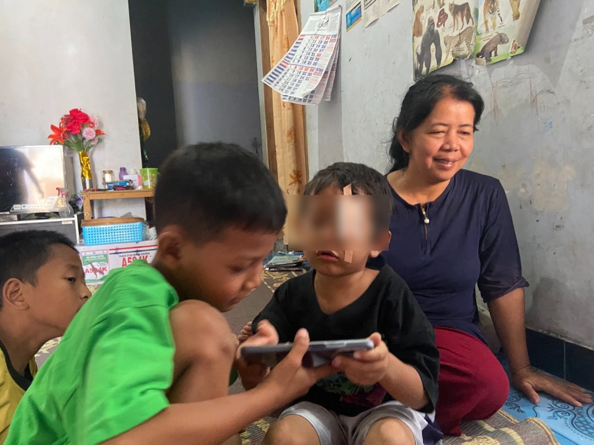 DS saat bermain di rumah dengan teman-temannya (Ahmad Fauzani/jatimnow.com)