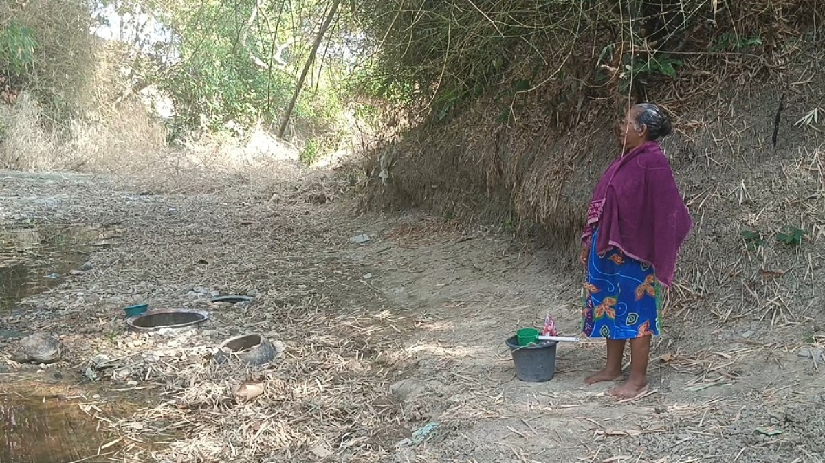 Potret kekeringan di Desa Dayukidul Kecamatan Kecamatan Kedungadem, Bojonegoro. Warga membuat kubangan cublik di kali untuk keperluan mandi dan mencuci. (Foto-foro: Misbahul Munir/jatimnow.com)