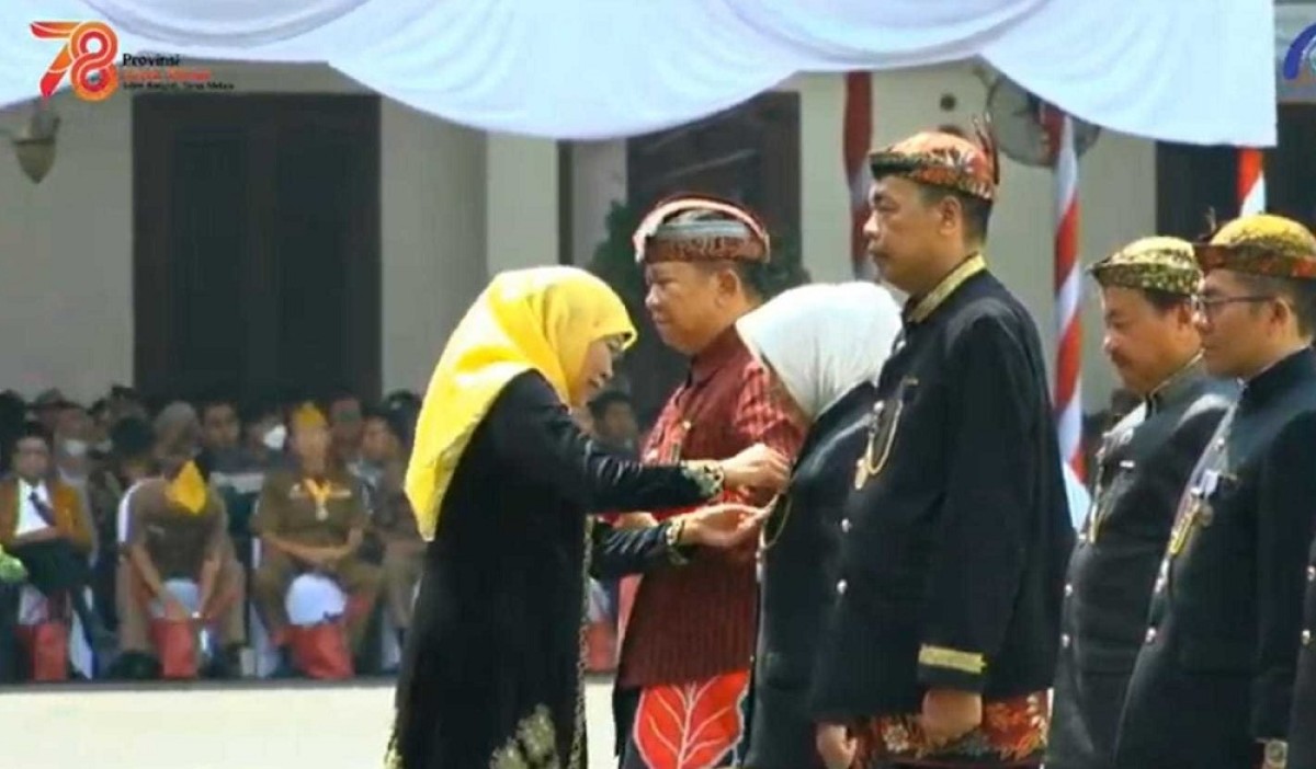 Wali kota Mojokerto Ika Puspitasari saat menerima penghargaan dari Gubernur Khofifah di Grahadi. (Foto: Humas Pemkot Mojokerto)