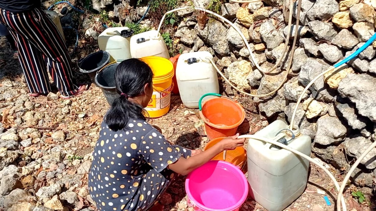 Warga Desa Mlinjon saat mengambil air bersih. (Foto: Bramanta Pamungkas/jatimnow.com)