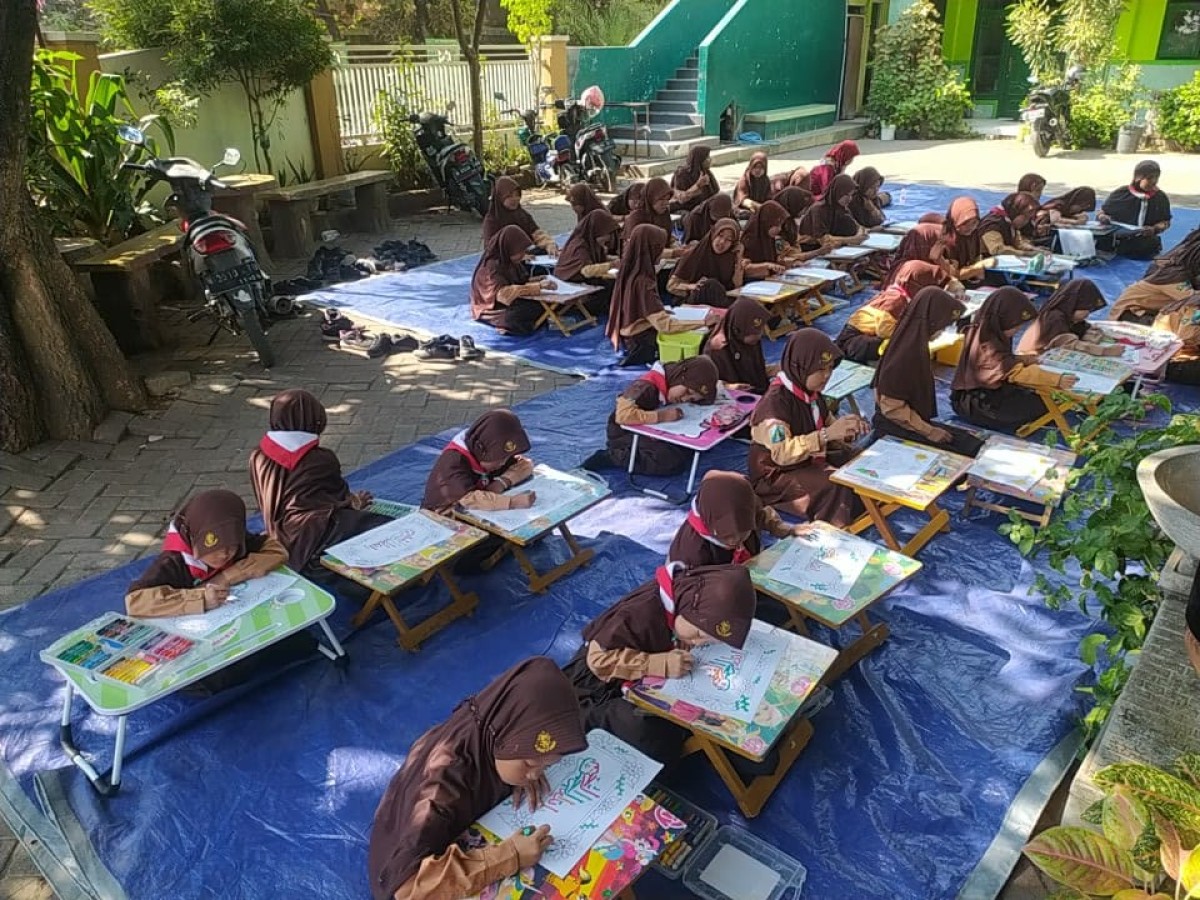 Lomba mewarnai dan seni kaligrafi di MI Maarif NU Ngering pada Sabtu, 30 September 2023. (Foto: MI Maarif NU Ngering for jatimnow.cm)